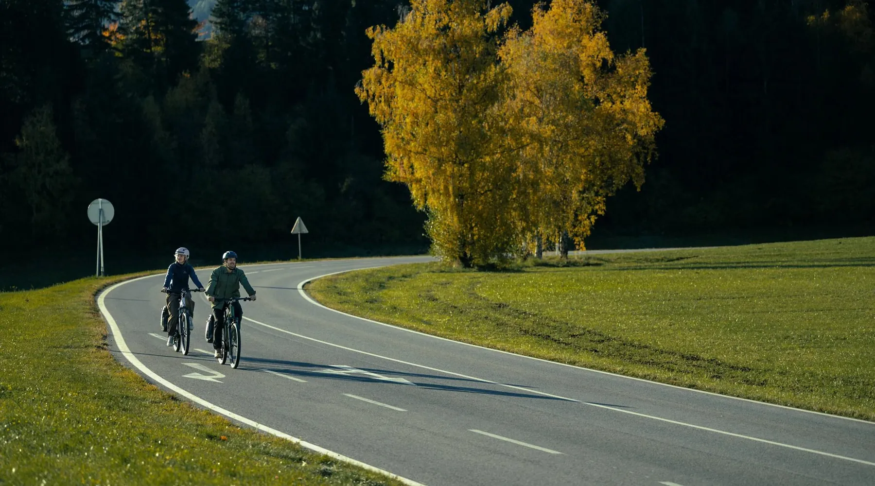 Cycliste sur une route de campagne