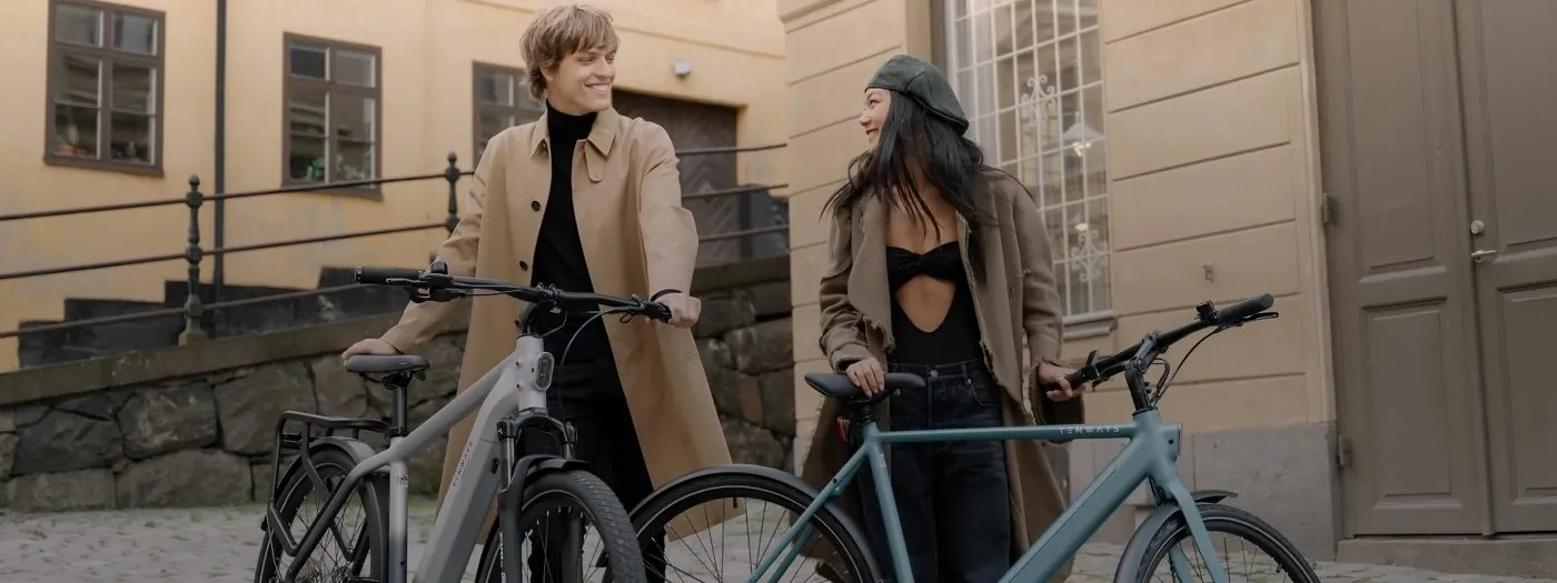 Deux clients avec leurs vélos devant un magasin Emoving